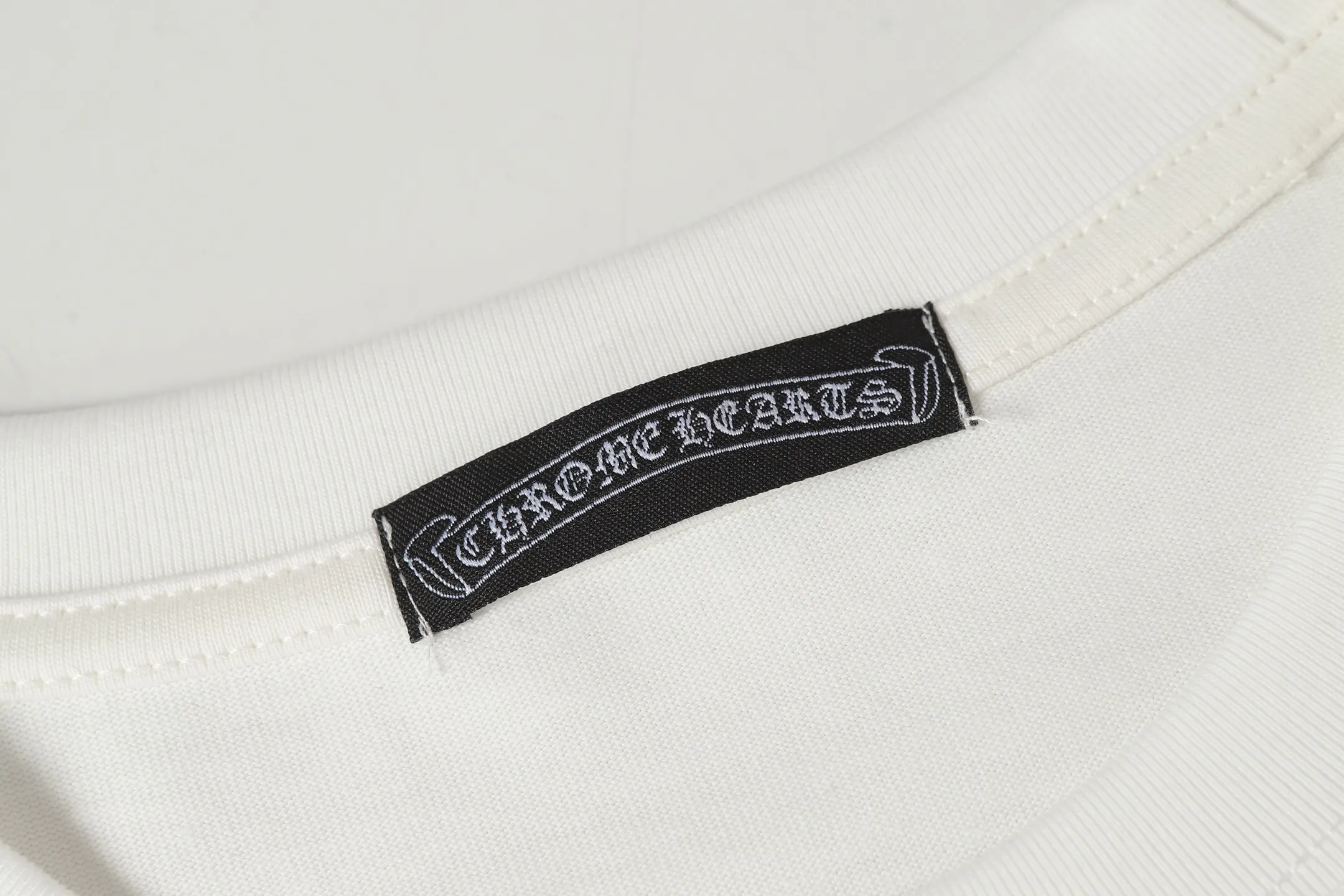 P170 2209 style 280g heavy double yarn -Chrome Hearts/Chrome Hearts Color Cross✝️Skin embroidered short-sleeved T-shirt -High weight, high density and high quality. The wool is soft, delicate and skin-friendly. It feels soft and silky. It has excellent warmth and skin-friendly properties. -Customized weaving and dyeing, no color difference. No matter the fabric or workmanship details, it beats the ordinary version on the market. -Colour: black white -Size: S M L XL